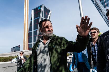 El líder de VOX, Santiago Abascal, durante una concentración para pedir elecciones generales, este domingo en la Plaza de Castilla de Madrid. 