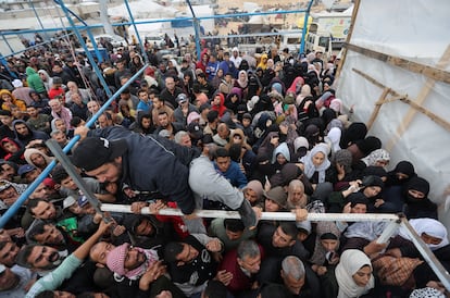 Decenas de personas se agolpaban este lunes para recibir sacos de harina distribuidos por la Agencia de la ONU para los Refugiados Palestinos (UNRWA) en Jan Yunis, en el sur de la Franja.