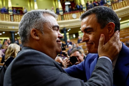 Santos Cerdán (a la izquierda) y Pedro Sánchez tras la votación de investidura en 2023.