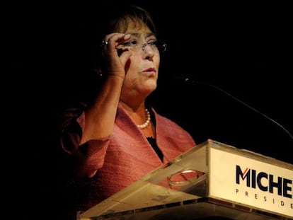 Bachelet se dirige a sus seguidores el domingo.