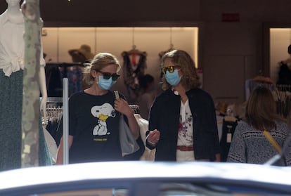 Las infantas Cristina y Elena, de compras en julio pasado.