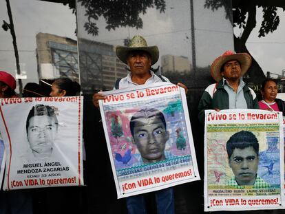 Margarito Guerrero, sostiene un cartel con la imagen de su hijo, Jhosivani, en una marcha.