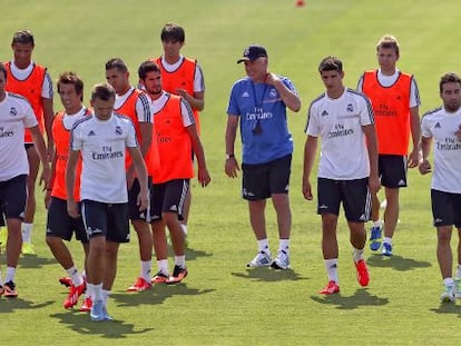 Ancelotti, en el centro, rodeado de los jugadores del Madrid en el entrenamiento de ayer.