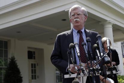 John Bolton atende à imprensa nesta terça-feira, na Casa Branca.