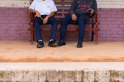 Dos chicos en una escuela de Comayagua.