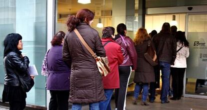 Fila de parados en una oficina de empleo de Valencia.