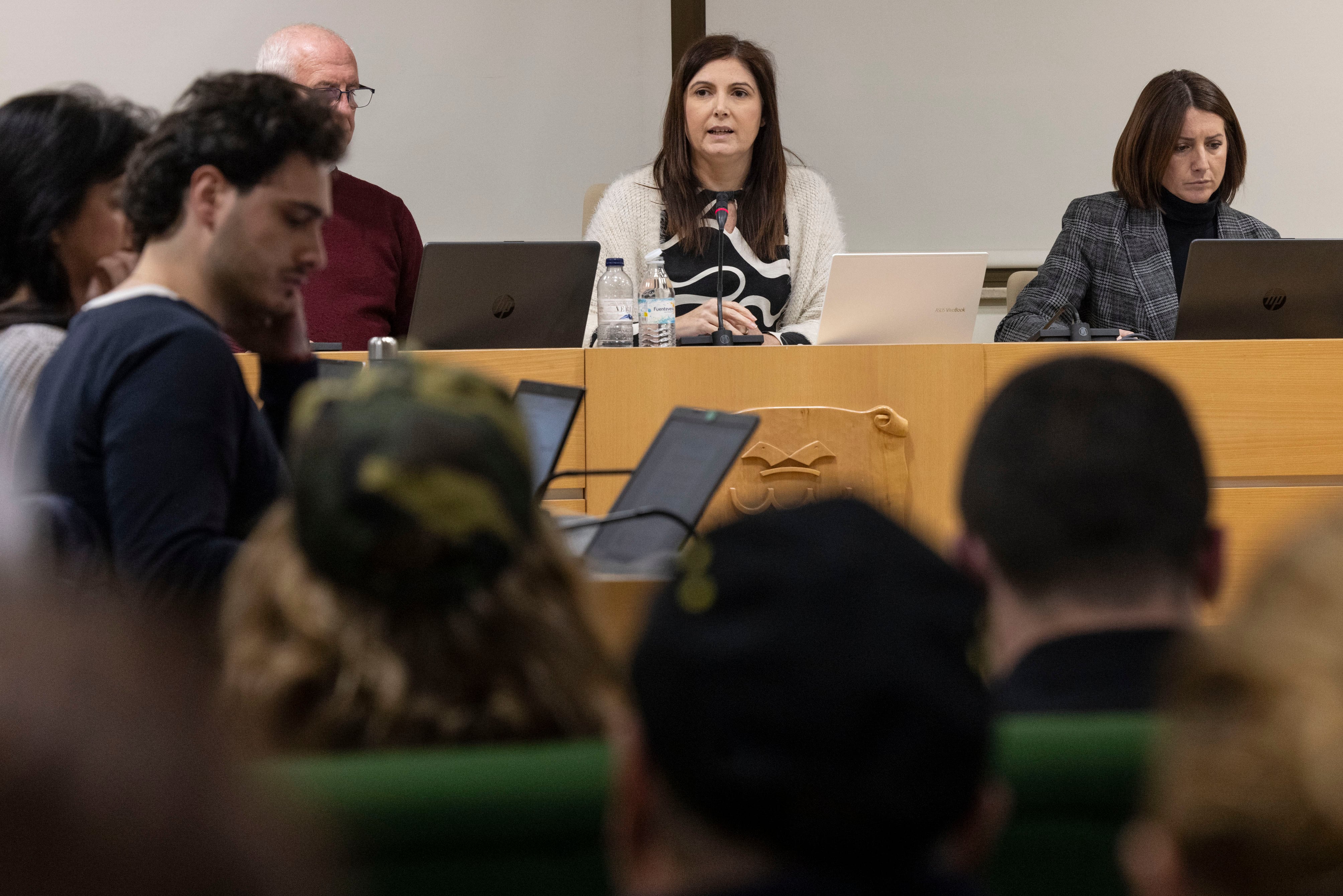 La alcaldesa de Paiporta, Maribel Albalat, durante el pleno.  