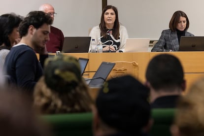 La alcaldesa de Paiporta, Maribel Albalat, durante el pleno.  