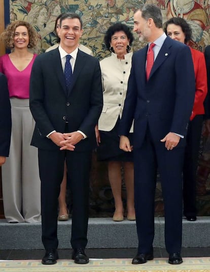Los nuevos ministros, acompañados del Rey Felipe Felipe VI (d), y el presidente del gobierno Pedro Sánchez (i), posan en la foto de familia.