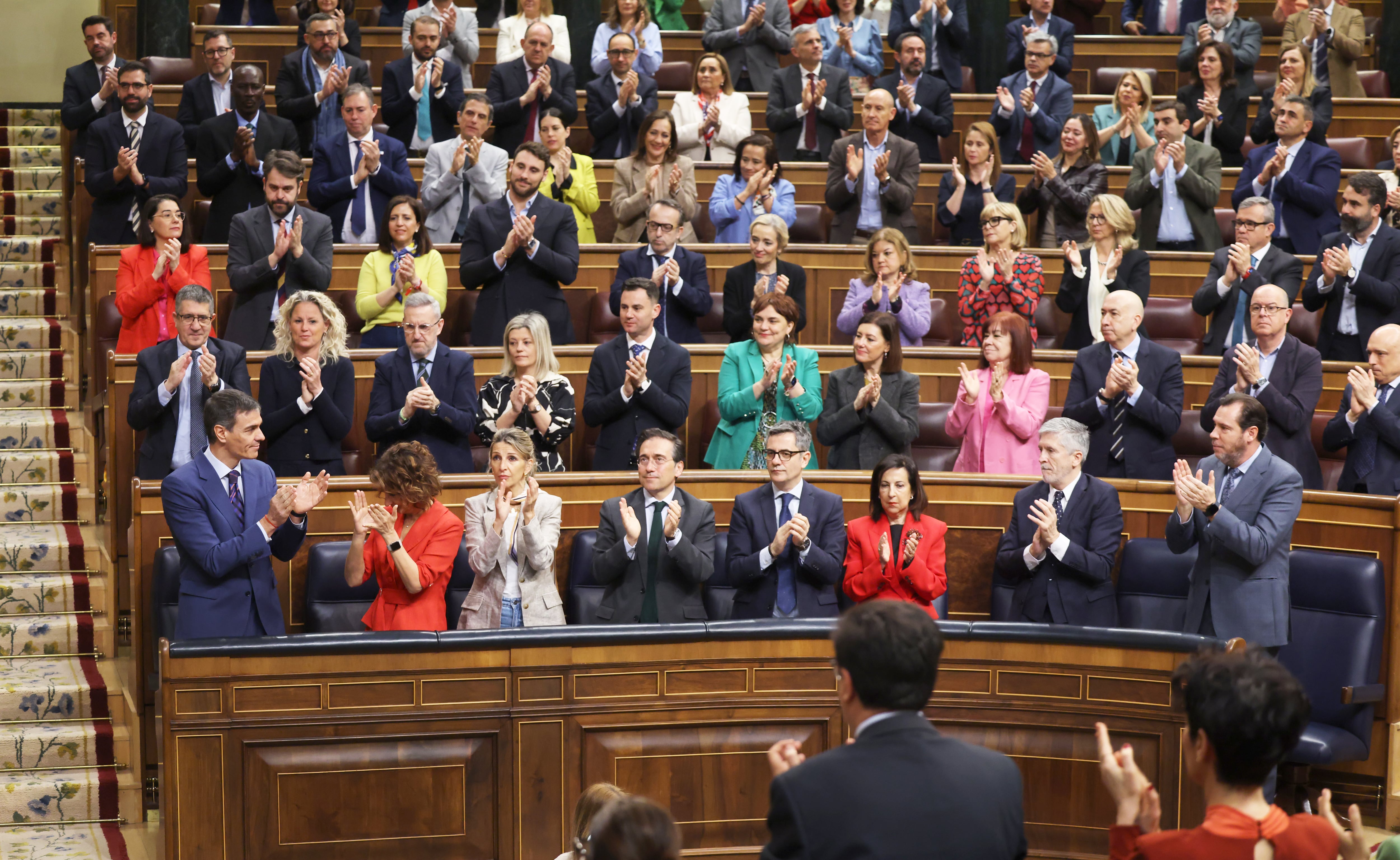 Aplausos de la bancada socialista al jefe del Ejecutivo tras su comparecencia en el Congreso. 