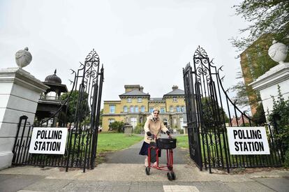 Una mujer abandona el Museo Hove que es un centro electoral, en Brighton (Inglaterra).