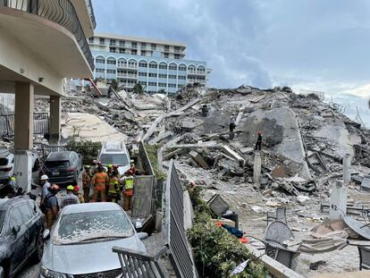 Entrada del edificio de 12 pisos derrumbado parcialmente en la ciudad de Surfside (Miami). El presidente de Estados Unidos, Joe Biden, ha aprobado este jueves la declaración de emergencia para el estado de Florida tras el derrumbe.