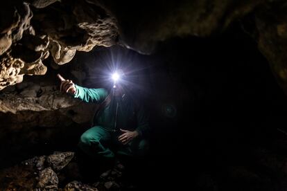 El guía de barranquismo Fer Labra, en la cueva de la Huelga, por donde lleva a grupos de seis o siete clientes en una actividad que dura unas tres horas.