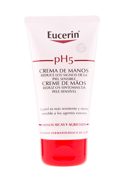 Eucerin pH5 (4 euros). La dermatóloga Andrea Combalia (@pielsanaincorporesano) asegura que cada día son más frecuentes las consultas por manos secas y agrietadas. Para cuidar esta parte del cuerpo recomienda Eucerin pH5 Crema de Manos, “porque restaura los niveles de pH y crea una barrera protectora que protege la piel de deshidratación. Gracias al dexpantenol (precursor de la vitamina B5) protege la piel de la irritación y mejora su regeneración y reparación. Puede aplicarse con la frecuencia que sea necesaria ya que no lleva fármacos”.