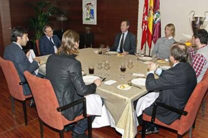 Al fondo, Florentino Pérez (a la izquierda) y Jorge Valdano. A continuación (siguiendo el sentido de las agujas del reloj), Guti, Casillas, Miguel Pardeza, Sergio Ramos y Raúl.