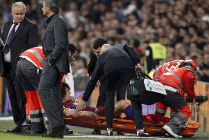 Puyol, retirado en camilla del Bernabéu.