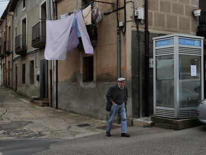 Un hombre pasea por el municipio de Alcañices, en Zamora.