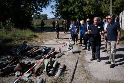 El secretario de Estado de Estados Unidos, Antony Blinken, recorre tierras de cultivo que están siendo despejadas de municiones sin detonar, en Yahidne (Ucrania), este jueves.
