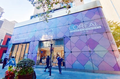 Un peatón pasa por delante de la tienda temática de L’Oréal en Shanghái, China, en una imagen de archivo.