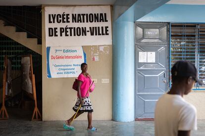 Ante el regreso del cólera, y la crisis general que atraviesa el país caribeño, la mayoría de las instituciones educativas permanecen cerradas, a pesar de que el regreso a clases estaba previsto para el 3 de octubre. En la imagen, una mujer camina frente a una de las escuelas cerradas en Puerto Príncipe, el 3 de octubre de 2022. 