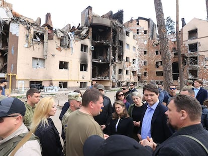 El primer ministro de Canadá Justin, Trudeau (con camisa azul y chaqueta), de visita en Irpin, a las afueras de Kiev (Ucrania), este domingo.