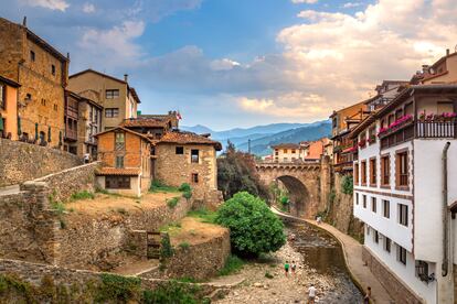 El río Deva a su paso por Potes (Cantabria).