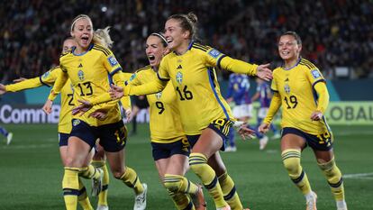 Angeldal celebra con sus compañeras suecas el 2-0 de penalti ante Japón.