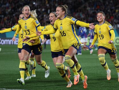 Angeldal celebra con sus compañeras suecas el 2-0 de penalti ante Japón.