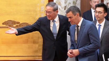 El primer ministro chino, Li Qiang, saluda al presidente del Gobierno español, Pedro Sánchez, antes de la firma de acuerdos en el Gran Salón del Pueblo de Pekín, China.