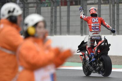 Andrea Dovizioso, tras cruzar la línea de meta del circuito de Cheste en Valencia.