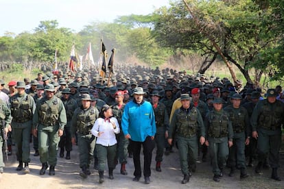 Nicolás Maduro marcha ao lado de militares em El Pao neste sábado para demonstrar força do regime chavista, enquanto protestos contra seu Governo continuam em Caracas.