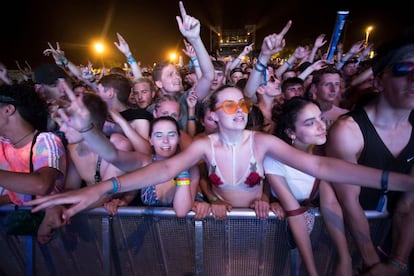 Asistentes al concierto de la banda de Irlanda del Norte de indie pop "Two Door Cinema Club", durante la jornada inaugural del Festival Internacional de Benicasim (FIB).