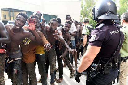 Una parte de los 116 migrantes que entraron este miércoles en Ceuta.