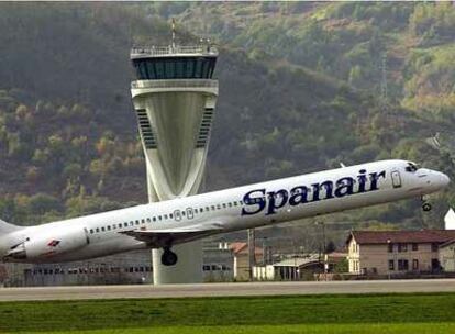 Un avión de Spanair despega del aeropuerto de Bilbao.