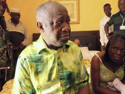 El expresidente Laurent Gbagbo y su esposa, Simone, durante su detención en un hotel de Abiyán.