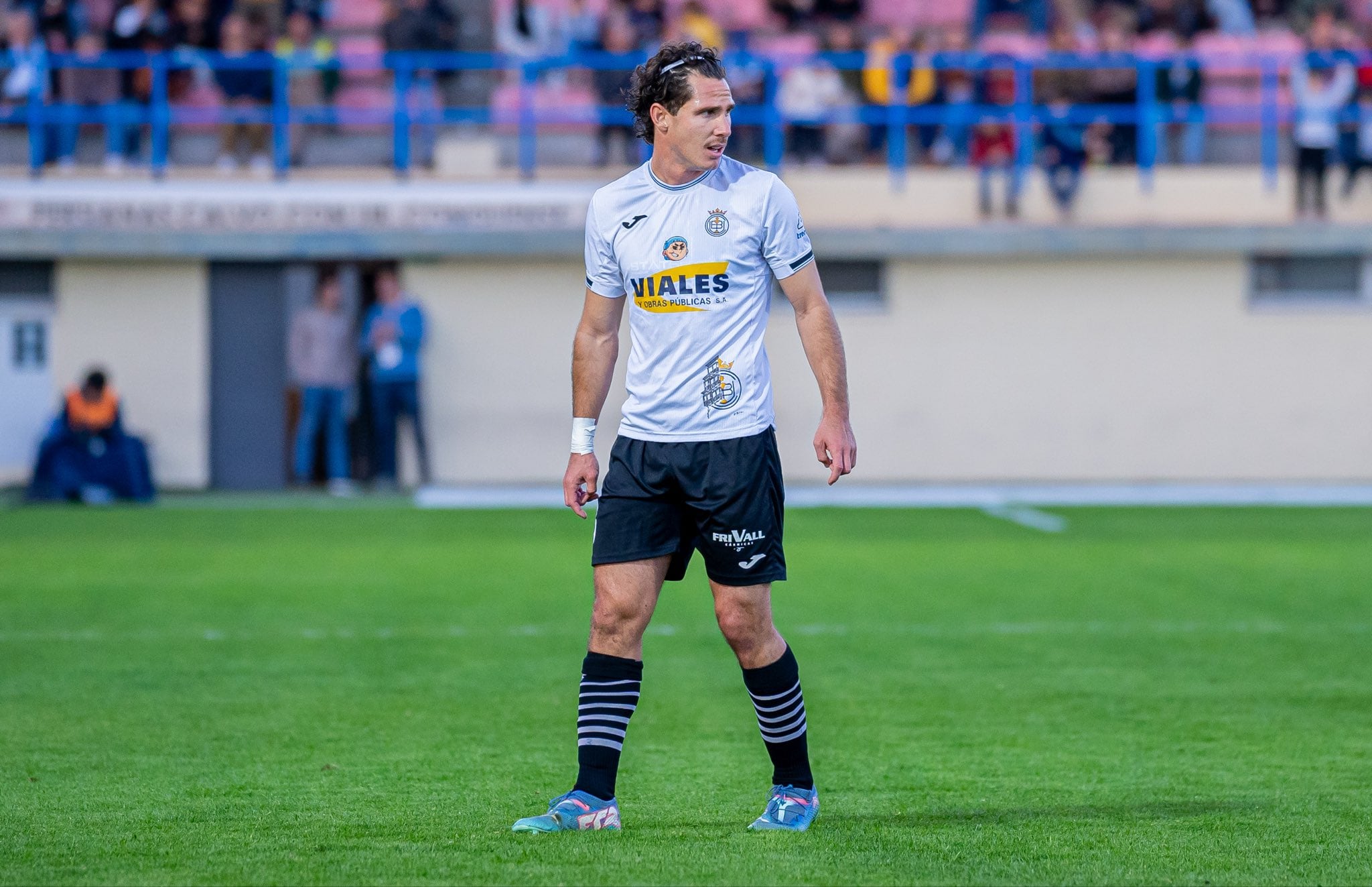 Giocatore del Conquense denuncia insulti omofobici e sessisti ricevuti durante partita di derby.