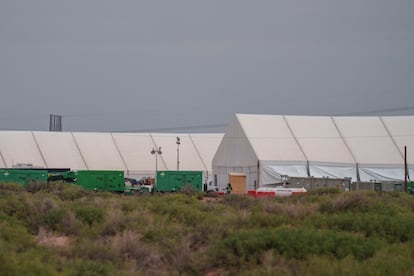 Exterior del centro de detención de migrantes, en El Paso.