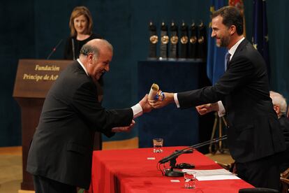 El seleccionador del equipo español de fútbol Vicente del Bosque recibe de manos del príncipe Felipe el  Premio Príncipe de Asturias en el hotel Reconquista