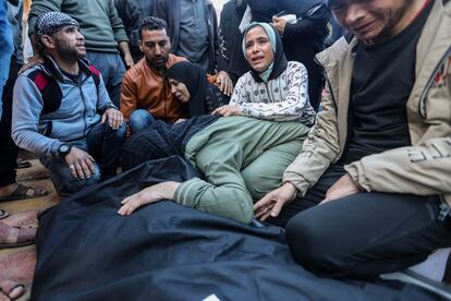 Allegados lloran ante los cuerpos de sus familiares muertos por los bombardeos israelíes en Jan Yunis (Gaza), este lunes.