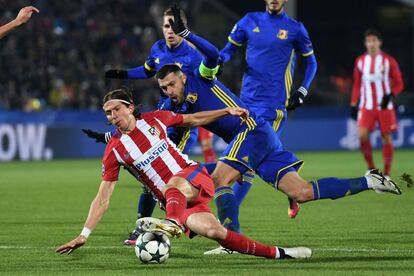 Filipe Luiz (izquierda) del Atlético de Madrid cae al suelo.