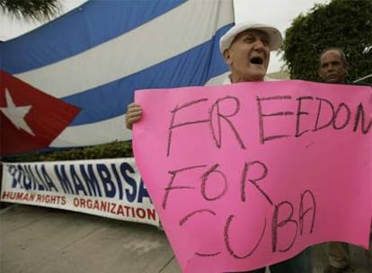 Un grupo de disidentes se manifiestan ayer en las calles del barrio de Miami conocido como La Pequeña Habana.