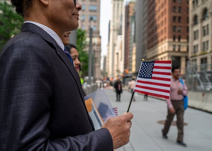 Un nuevo ciudadano estadounidense, con una bandera de Estados Unidos, en Manhattan, Nueva York