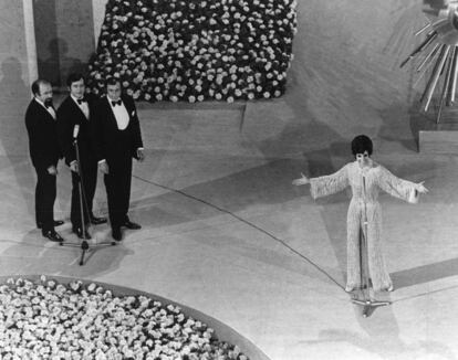Momento de la actuación de la cantante Salomé que representó a España en el Festival de Eurovisión con el tema 'Vivo cantando' en el 1969.