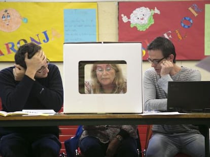 Voluntarios en una mesa de votación en Barcelona.