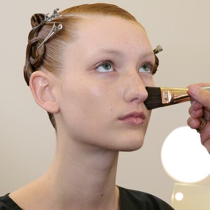 La maquilladora Lynsey Alexander aplica el fondo de larga duración y cobertura media Prada Reveal Skin Optimizing Foundation.
