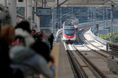 El tren que une Ciudad de México con Toluca inicia operaciones tras 12 años de obras