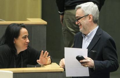 Rafaela Romero, del PSE, y Juan Carlos Cano, del PP, conversan en el pleno de las Juntas Generales de Gipuzkoa.