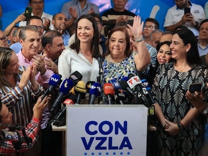 María Corina Machado junto a la doctora Corina Yoris al anunciar la candidatura de esta por el movimiento de oposición Vente Venezuela, este viernes 22 de marzo de 2024 en Caracas.