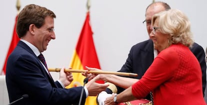 Manuela Carmena entrega el bastón de mando al nuevo alcalde de Madrid, José Luis Martínez Almeida.