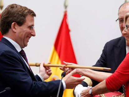 Manuela Carmena entrega el bastón de mando al nuevo alcalde de Madrid, José Luis Martínez Almeida.